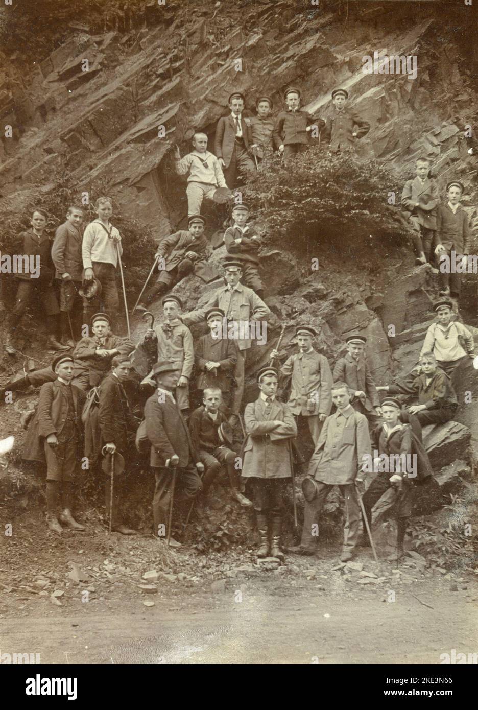 Gita scolastica di studenti in uniforme in montagna, Germania 1911 Foto Stock