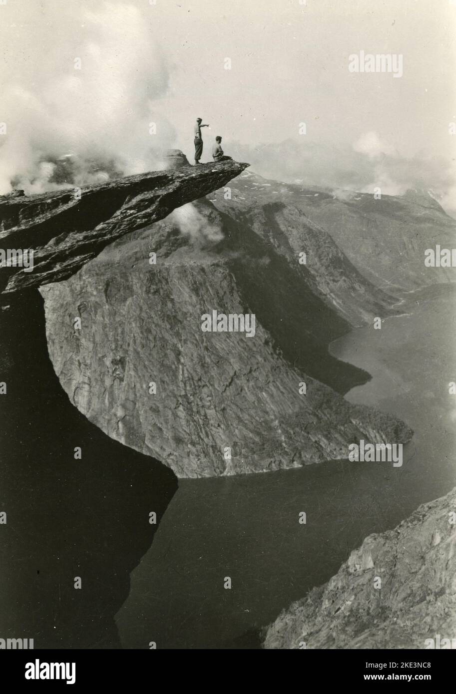 Vista della roccia sospesa di Trolltunga, Hardangerfjord, Oslo, Norvegia 1950s Foto Stock