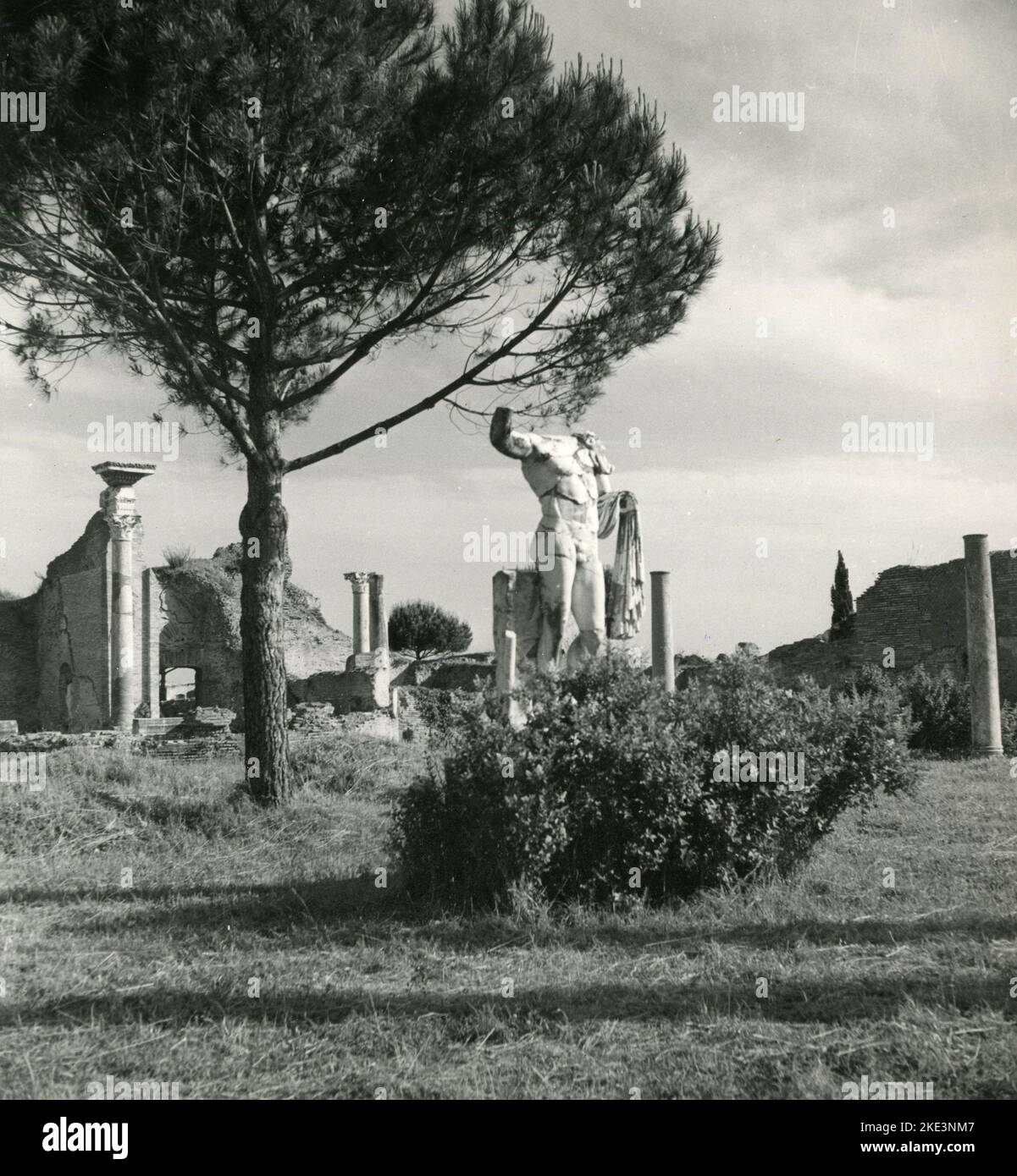 Antico tempio romano di Ercole a Ostia Antica, Roma, Italia 1960s Foto Stock