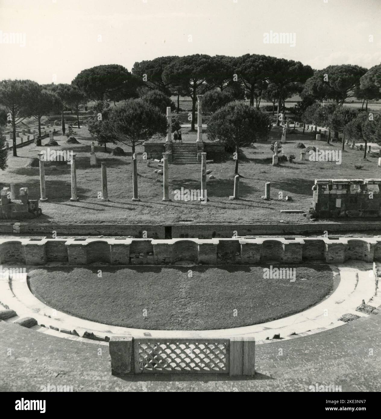 Scena teatrale romana antica con Piazzale delle corporazioni a Ostia Antica, Roma, Italia 1960s Foto Stock