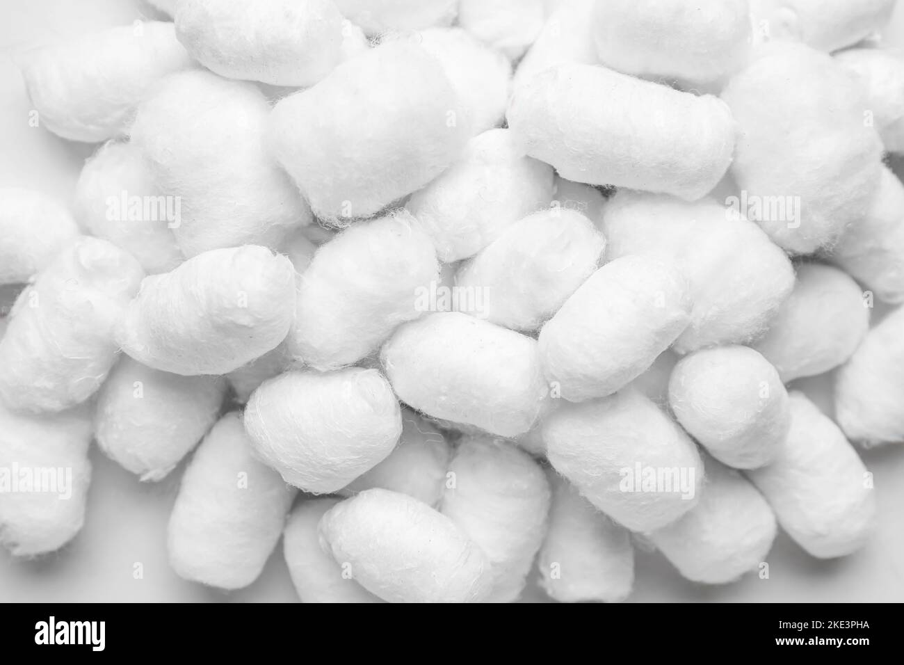 Palle di cotone morbido su sfondo chiaro, primo piano Foto Stock