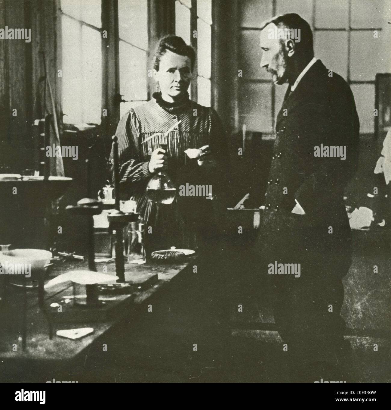 Fisico francese Pierre Curie e fisico polacco-francese Marie Curie, vincitore del Premio Nobel nel loro laboratorio, Francia 1900s Foto Stock