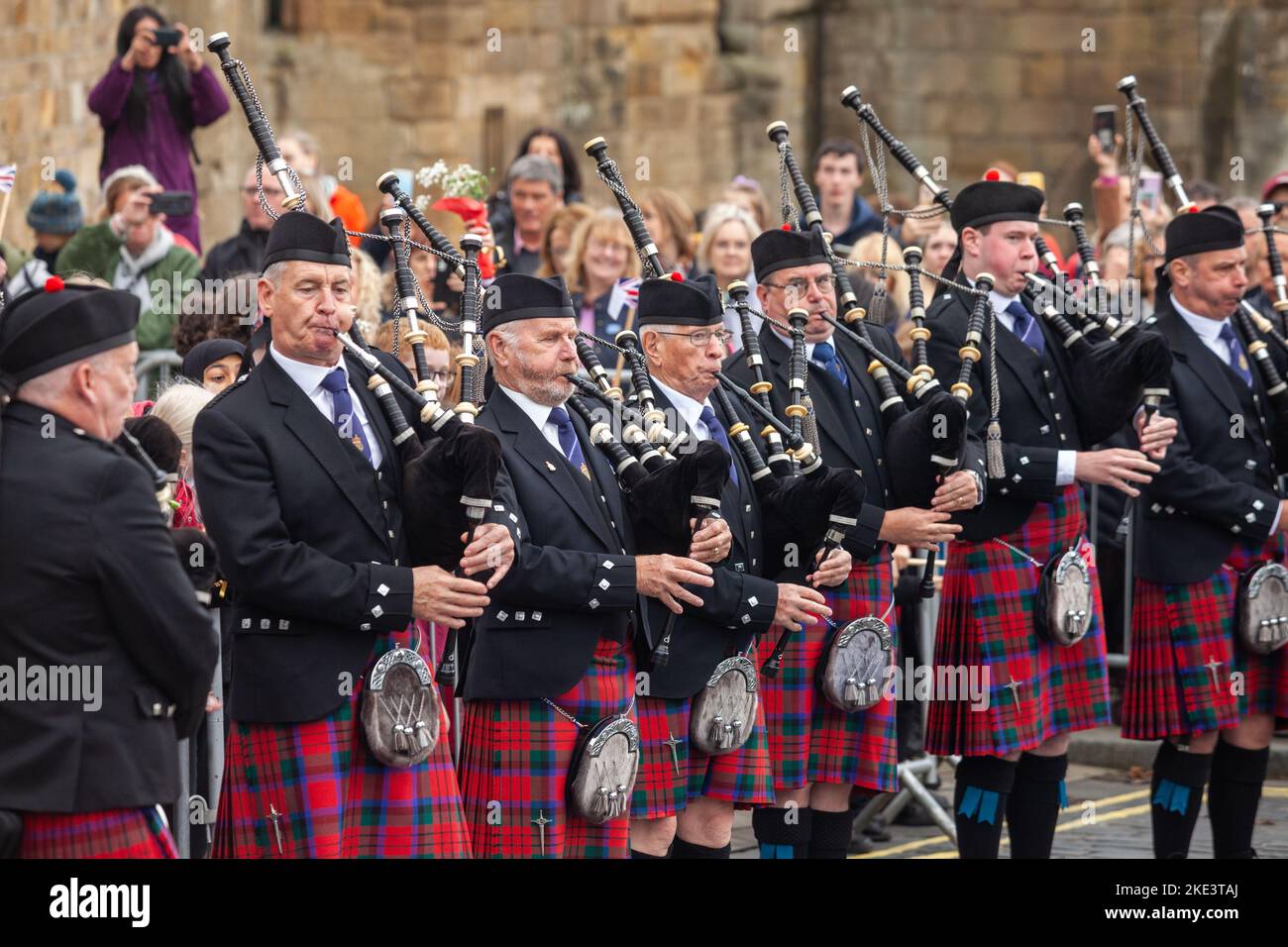 Bagpipers gioca per re Carlo III a Dunfermline, Fife, Scozia Foto Stock