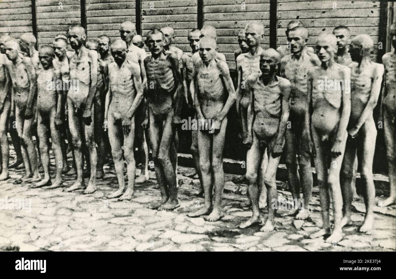 Prigionieri del campo di concentramento tedesco trovati vivi nella lager, Auschwitz, Polonia 1945 Foto Stock