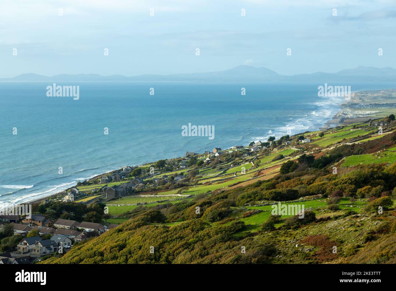 La penisola di Llyn in lontananza vista dalla collina dietro Barmouth, Galles. Foto Stock
