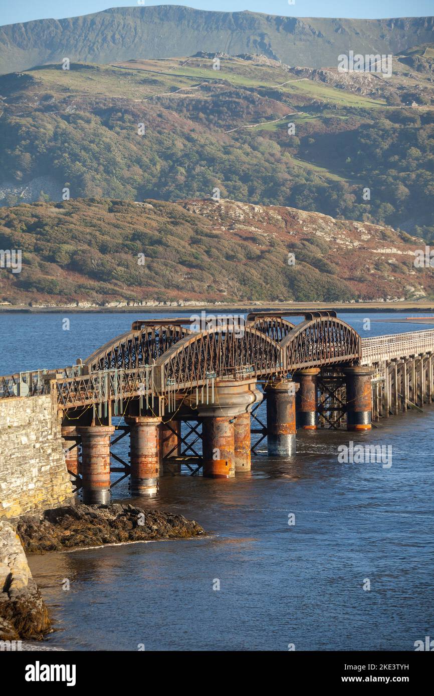 Il ponte a pedaggio di Barmouth attraversa il fiume Afon Mawddach, Barmouth, Gwynedd, Galles, Regno Unito Foto Stock