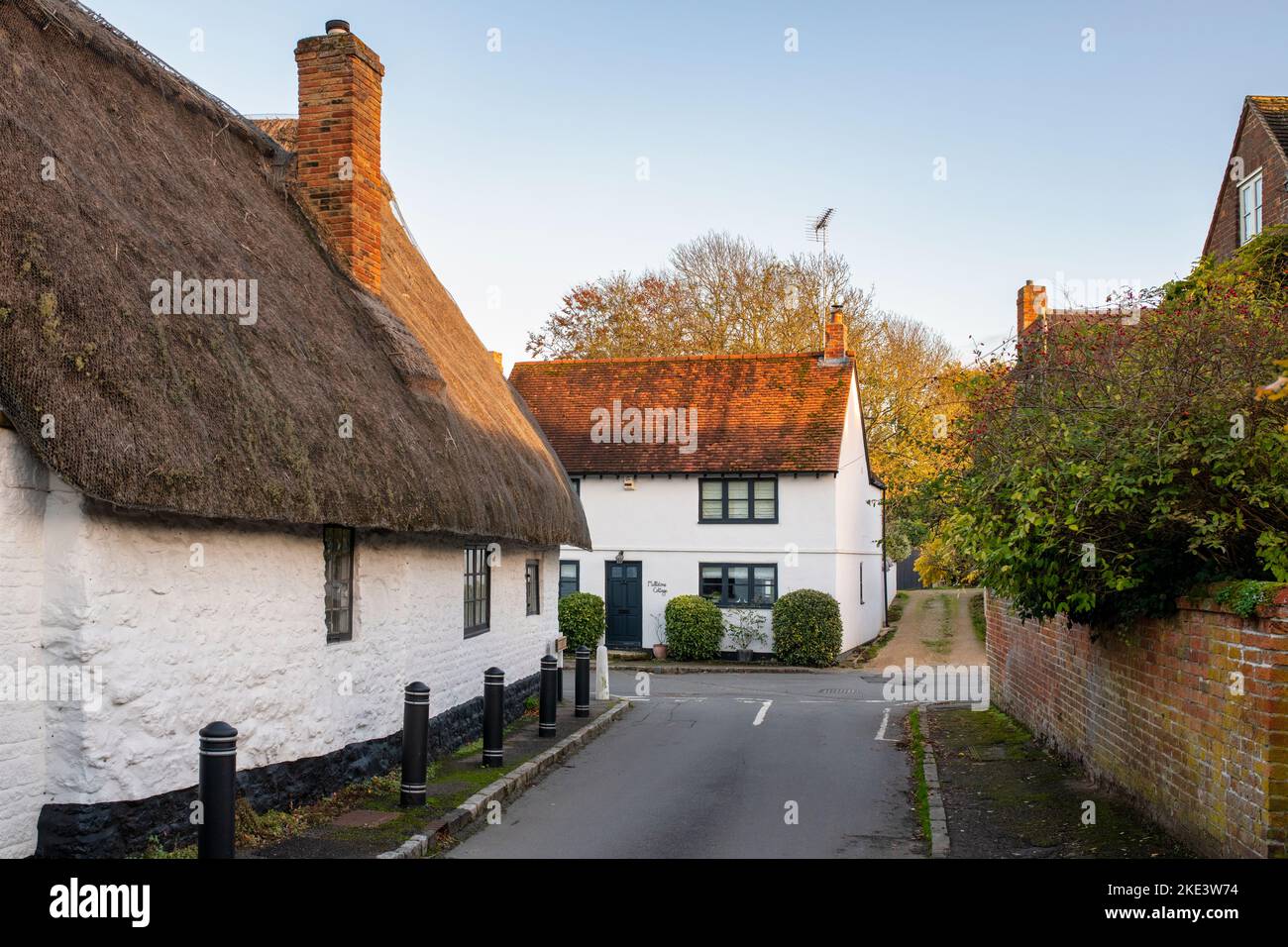 Cottage di paglia lungo Burts Lane in autunno. Long Crendon, Buckinghamshire, Inghilterra Foto Stock