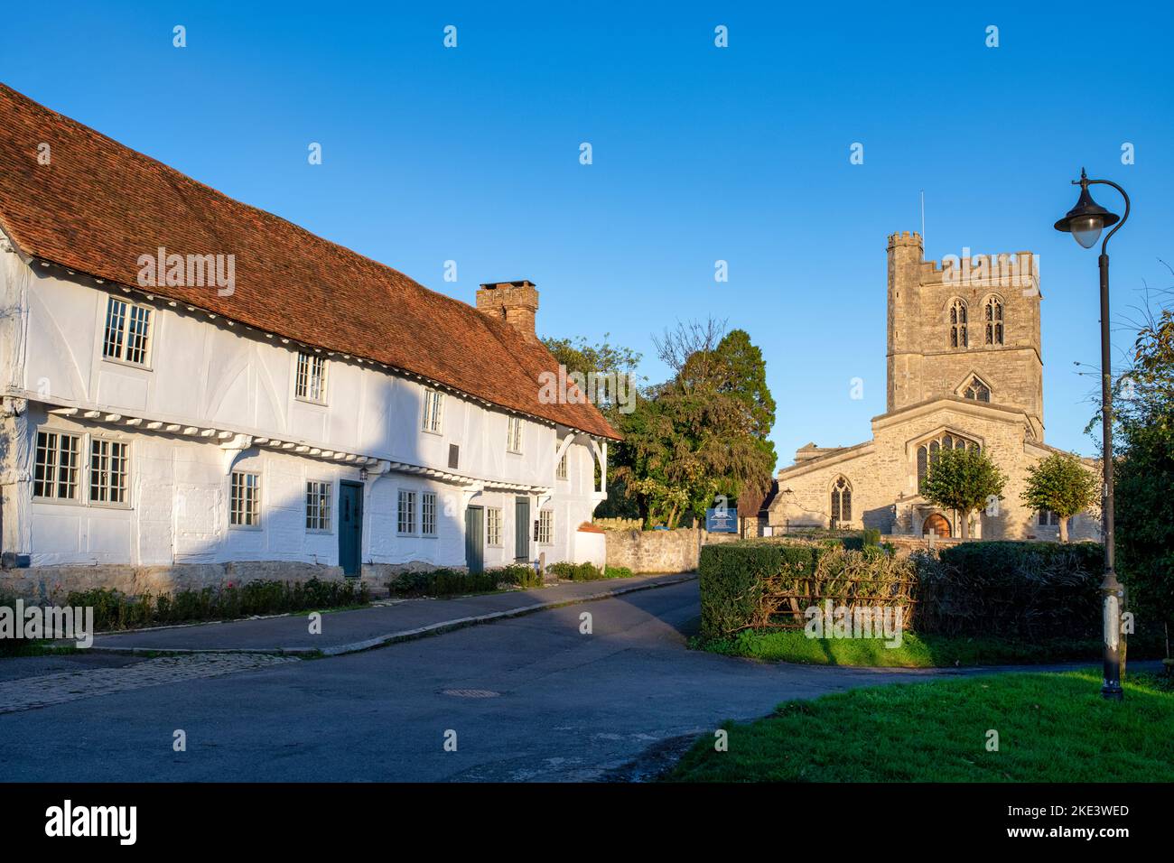 Long Crendon Courthouse e St Marys Chruch in autunno. Buckinghamshire, Inghilterra Foto Stock