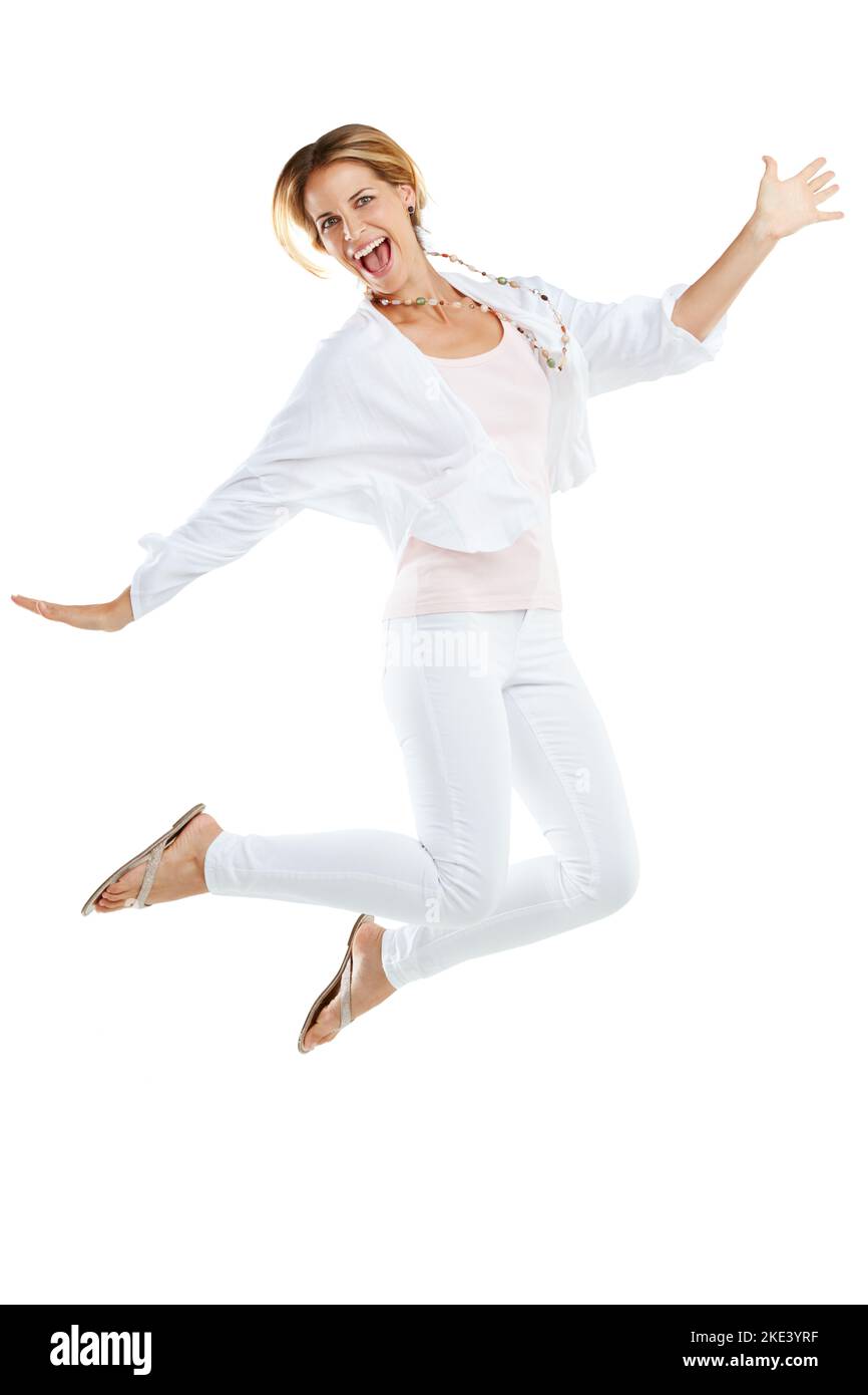 Trova la gioia in ogni momento. Studio ritratto di una giovane donna entusiasta saltando per gioia su uno sfondo bianco. Foto Stock