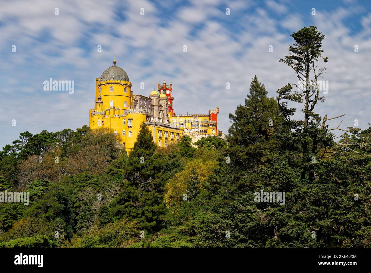Parco e Palazzo Nazionale di pena a Sintra, Portogallo durante una giornata di sole con le nuvole. Patrimonio mondiale dell'UNESCO. Visite storiche. Vacanze e vacanze Foto Stock