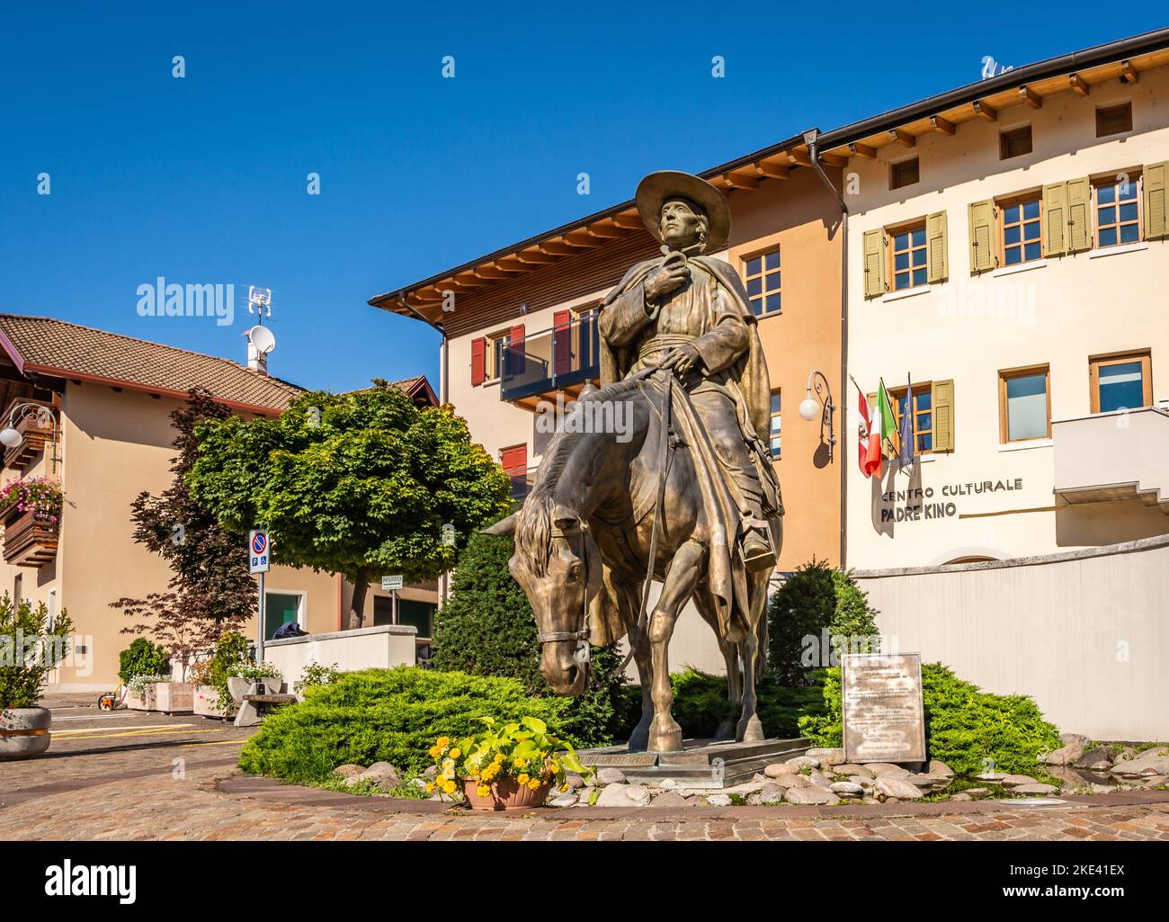 Statua equestre in bronzo di Eusebio Chini (Phater Kino) - 1645-1711. Segno,Predaia, Val di non, provincia di Trento,Trentino Alto Adige - Italia - settembe Foto Stock