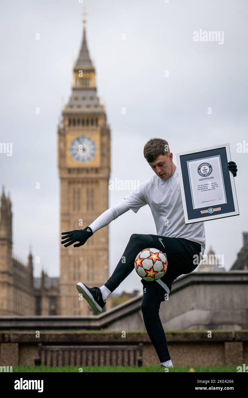 Ben Nuttall di Birmingham con il suo record mondiale di "più crossover di calcio in un minuto" durante la Guinness World Records Day, al St Thomas Hospital Gardens, Londra. Data immagine: Giovedì 10 novembre 2022. Foto Stock