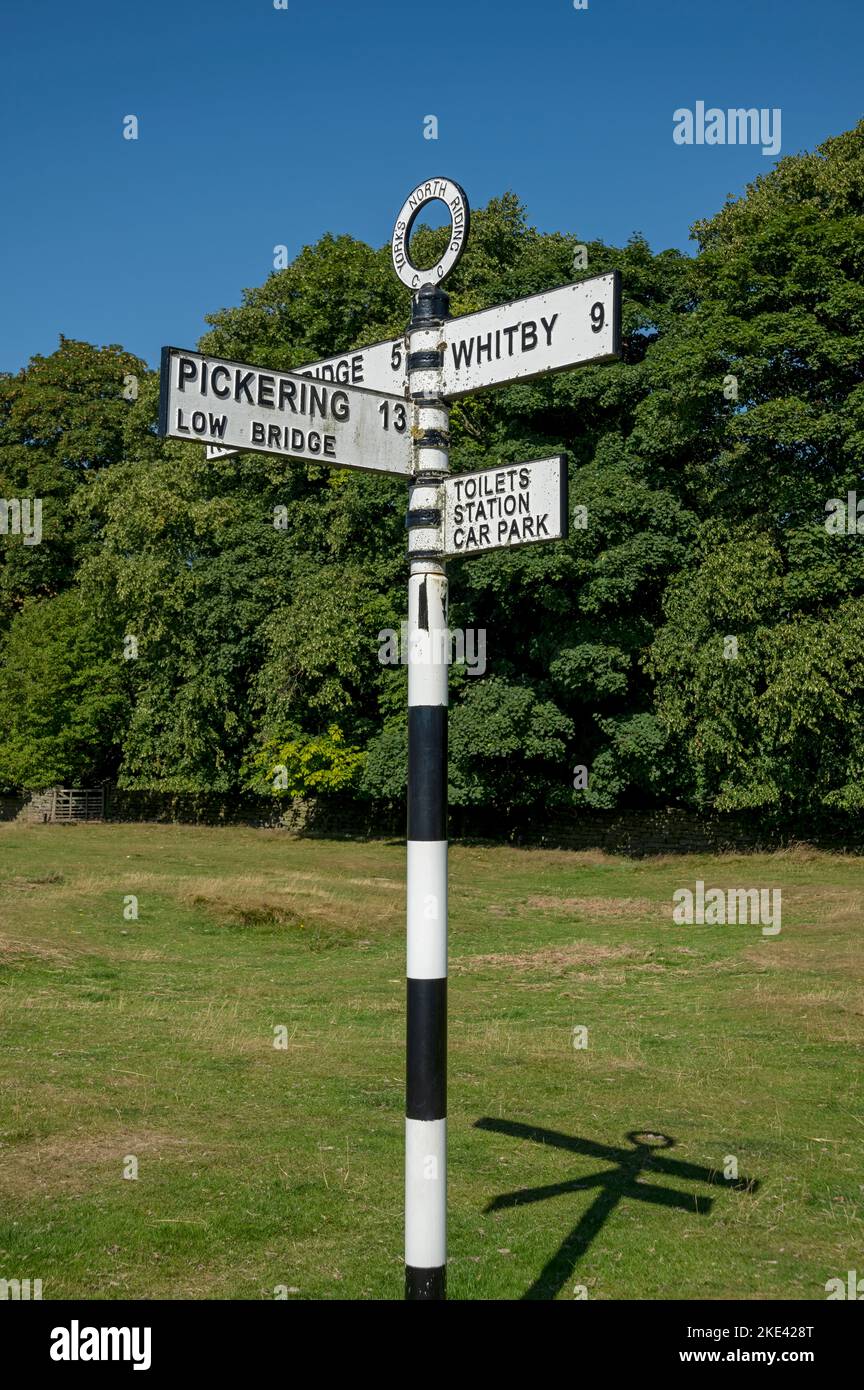 Old Metal Road post che mostra le indicazioni per Whitby e Pickering in estate Goathland North Yorkshire Inghilterra Regno Unito Regno Unito GB Gran Bretagna Foto Stock