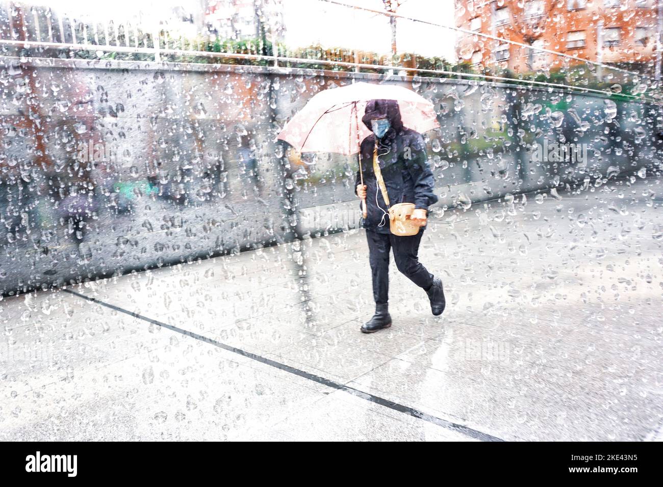 Persone con un ombrello nelle giornate di pioggia nella città di Bilbao, Paesi Baschi, Spagna Foto Stock