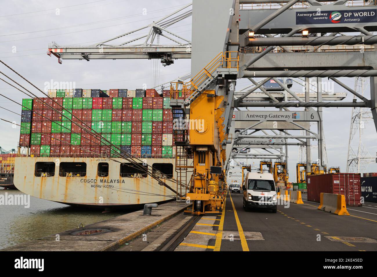 Bruxelles, Belgio. 27th Ott 2022. Una nave da carico ormeggera' ad un molo per container del Porto di Anversa-Bruges, in Belgio, 27 ottobre 2022. PER ANDARE CON 'Intervista: Cina import expo 'apre le porte' per le aziende straniere, dice l'imprenditore belga' credito: Zheng Huansong/Xinhua/Alamy Live News Foto Stock