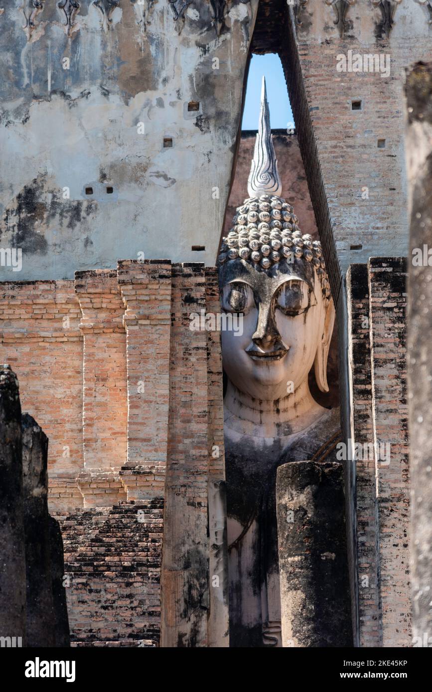 Tailandia 10-11-2022- El Wat si Chum de Sukhothai también se conoce como el Templo del árbol de Sagrado pues en él se puede Foto Stock