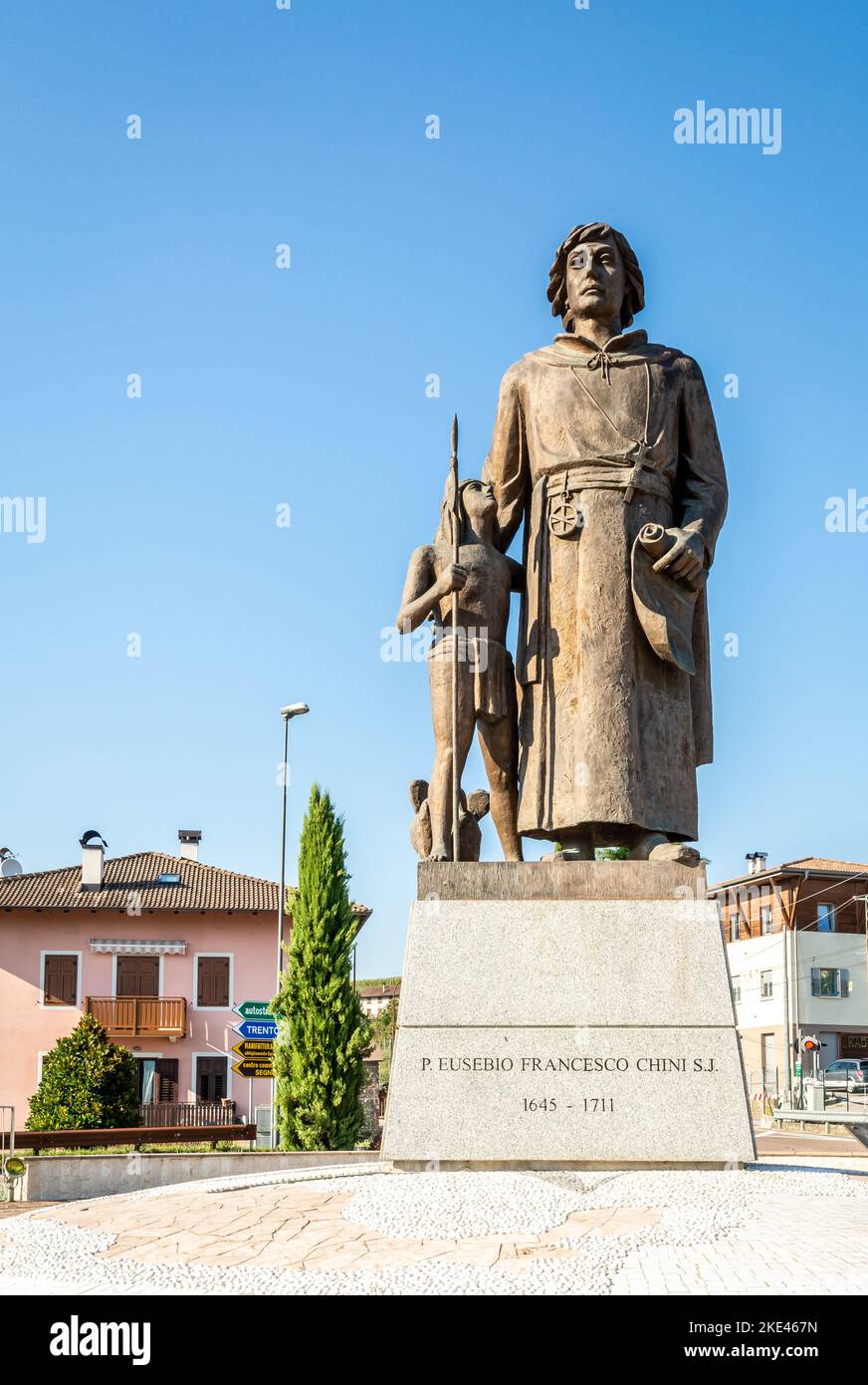 Statua bronzea di Eusebio Chini (Phater Kino) - 1645-1711. Segno,Predaia, Val di non, provincia di Trento,Trentino Alto Adige - Italia - 21 agosto 2020 Foto Stock