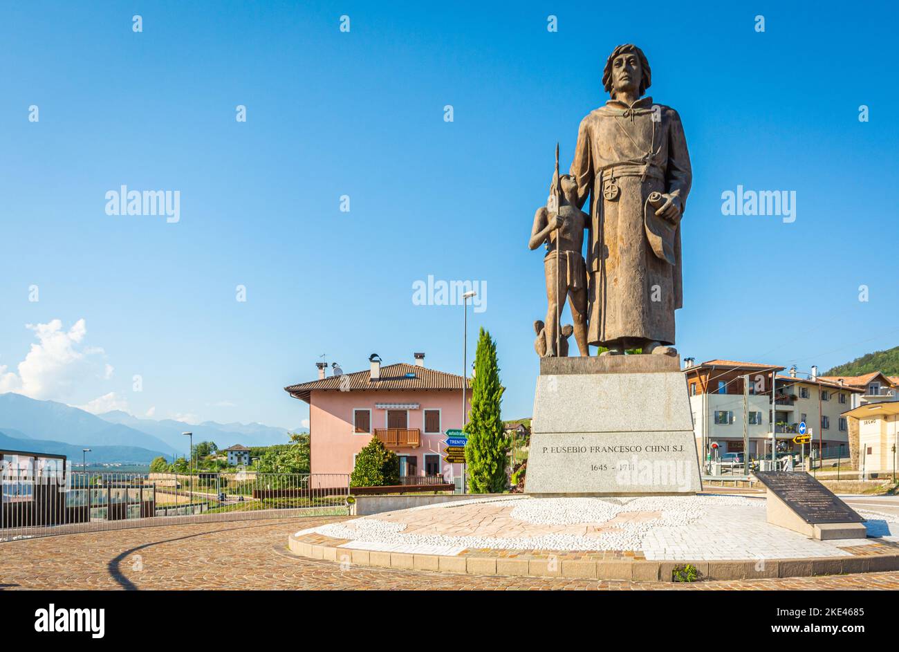 Statua bronzea di Eusebio Chini (Phater Kino) - 1645-1711. Segno,Predaia, Val di non, provincia di Trento,Trentino Alto Adige - Italia - 21 agosto 2020 Foto Stock