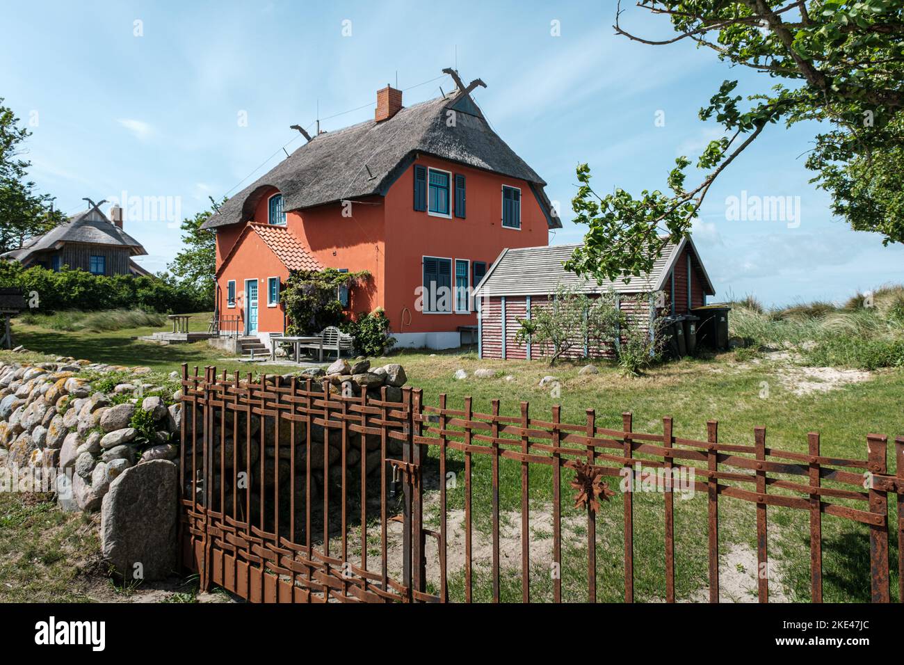 Casa sul tetto di paglia nella riserva naturale Graswarder a Heiligenhafen, Mar Baltico, Schleswig-Holstein, Germania, Europa Foto Stock
