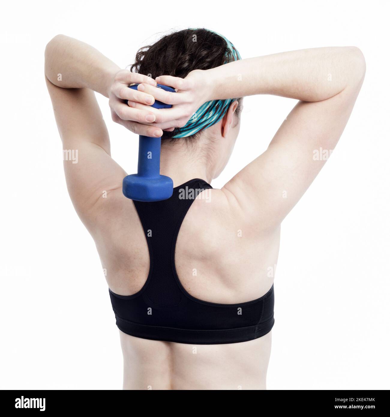 Donna sollevamento pesi in una sessione di allenamento Foto stock - Alamy