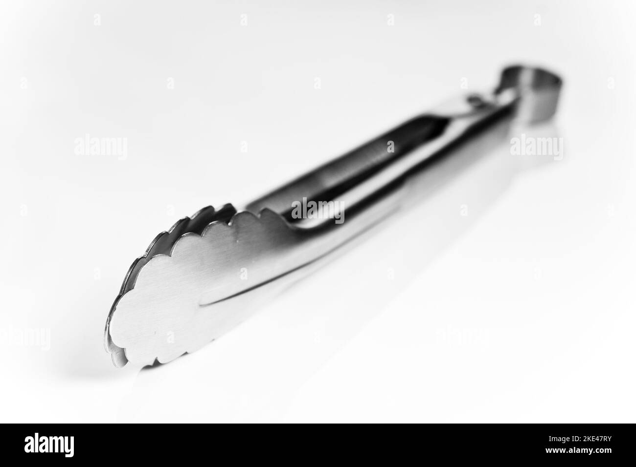 Pinze chiuse isolate su fondo bianco con profondità di campo bassa Foto Stock