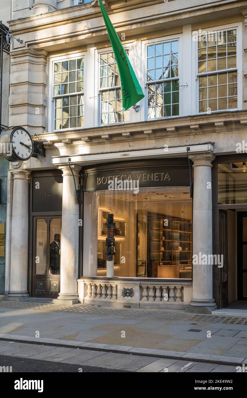 Bottega Veneta shopfront, una boutique di moda femminile su Old Bond Street, Mayfair, Londra, Inghilterra, Regno Unito Foto Stock
