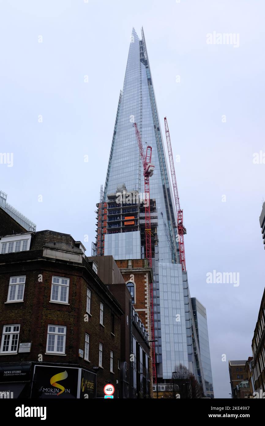 Uno scatto verticale dello Shard a Londra in una giornata di nebbia Foto Stock