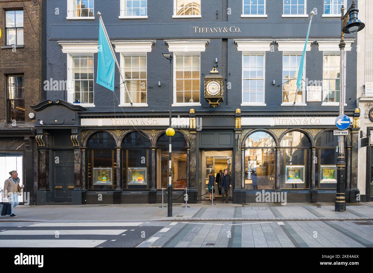 All'esterno del negozio Tiffany & Co. In Old Bond Street, un elegante rivenditore americano di gioielli raffinati, porcellana e argento. Londra, Inghilterra, Regno Unito Foto Stock