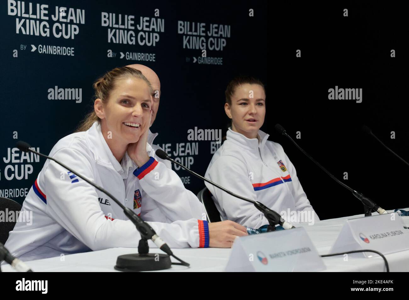 Il tennista ceco Karolina Pliskova (a sinistra) parla durante la conferenza stampa prima della Billie Jean King Cup a Glasgow, Gran Bretagna, nove Foto Stock