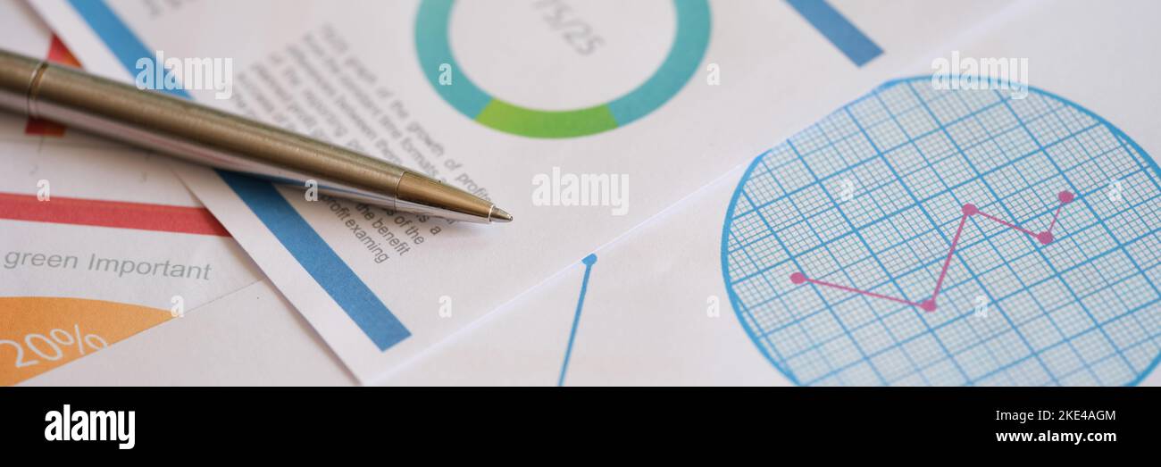 Grafici analitici finanziari di marketing con penna su tabella Foto Stock