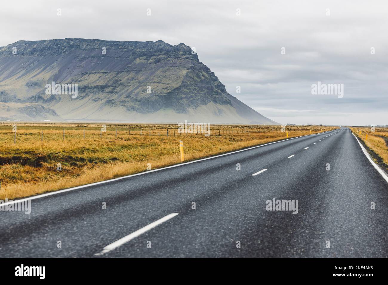 Viaggio su strada attraverso l'Islanda, strade infinite, paesaggi incredibili Foto Stock