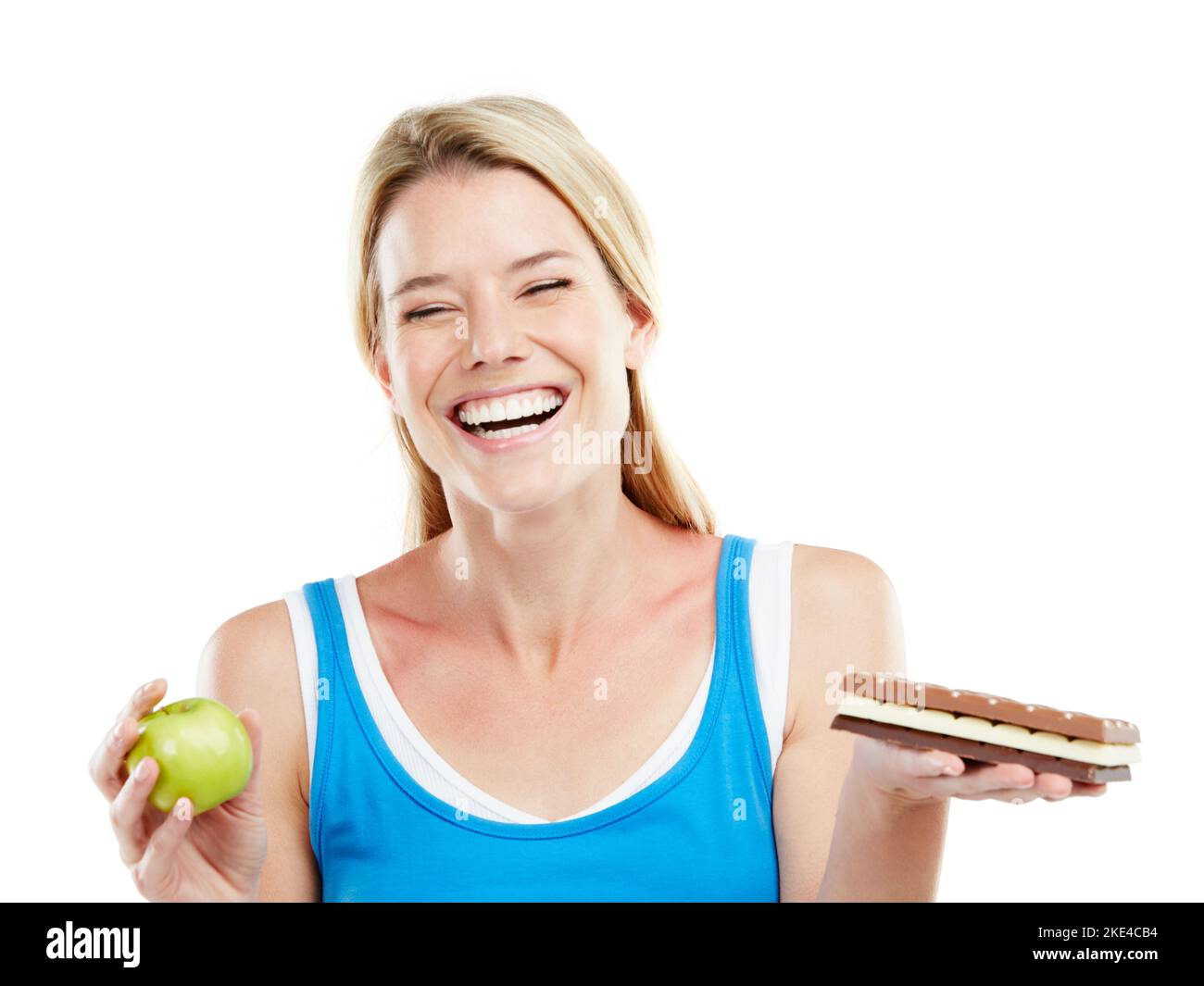 Non è una scelta facile. Studio shot di una donna che decide tra cibi sani e non sani. Foto Stock Non è una scelta facile. Studio shot di una donna che decide tra cibi sani e non sani. Foto Stock