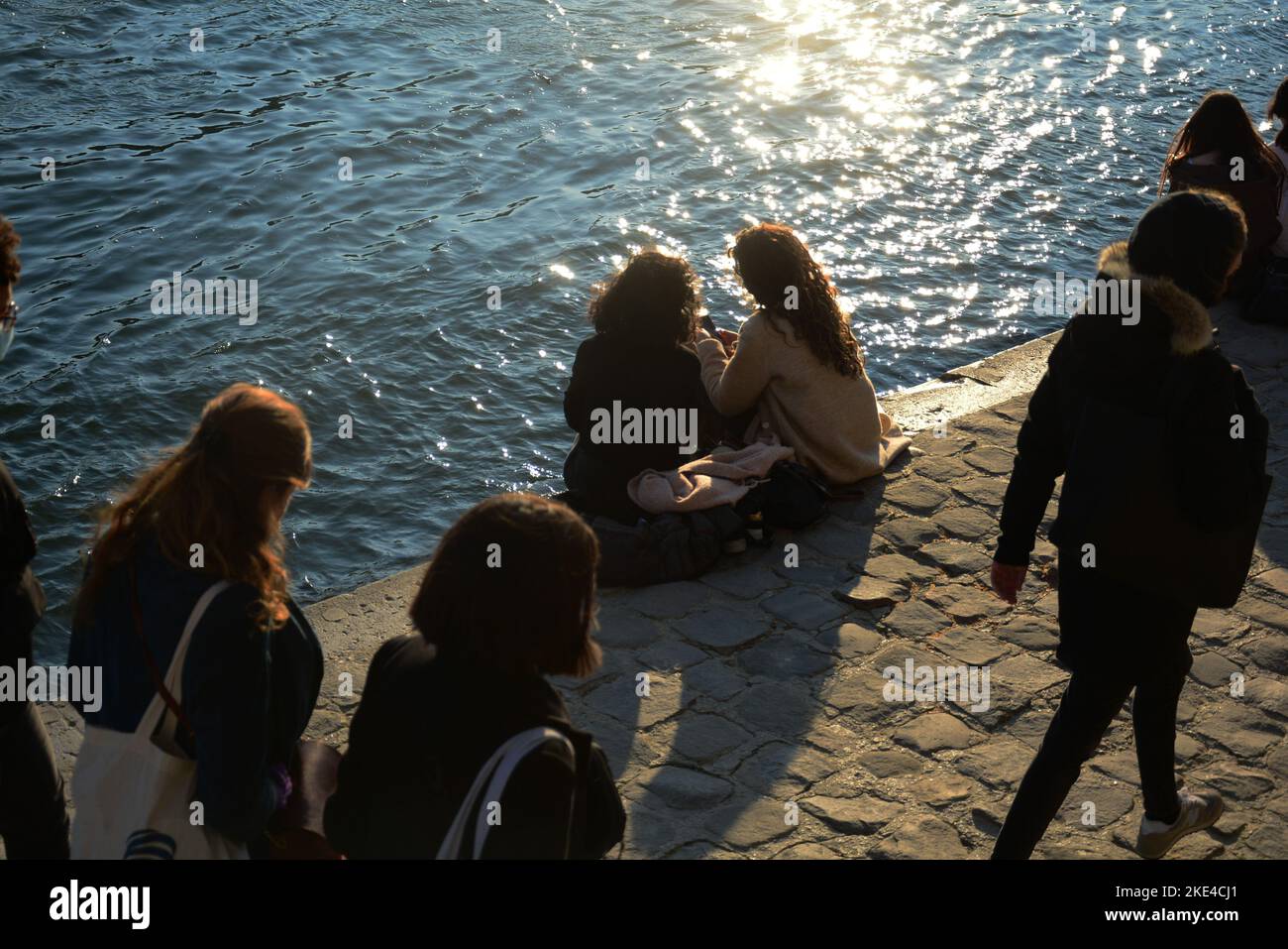 Persone sulla riva della Senna a Parigi Foto Stock