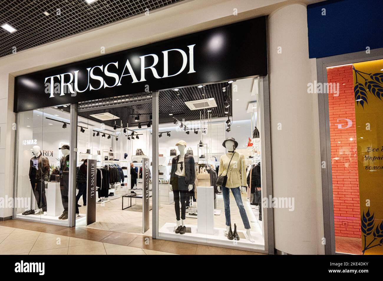 Lviv, Ucraina - 09 ottobre 2022: Negozio Trussardi nel centro commerciale galeria. Foto Stock