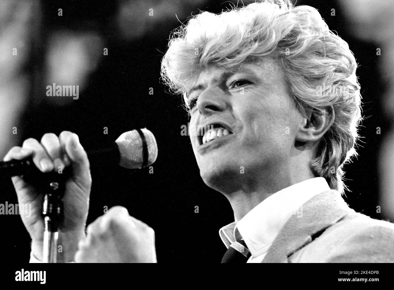 David Bowie in het Feijenoord stadion 1983. Rotterdam-Paesi Bassi. Serious Moonlight Tour. Live sul palco David Bowie.-vvbvanbree. Foto Stock