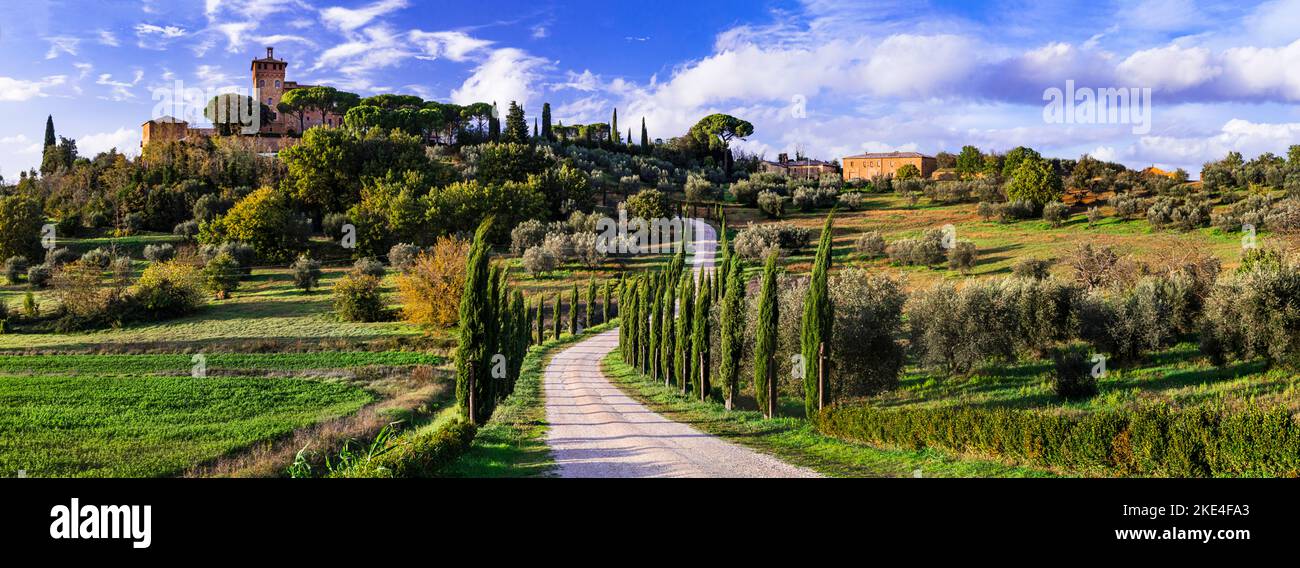 Italia, romantico scenario toscano con cipressi e castelli. Famosa regione Val d'orcia Foto Stock