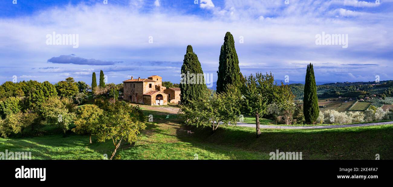 Romantica campagna toscana panoramica. Scenario tipico con cipressi. Città di Montalcino. Italia, Toscana paesaggio Foto Stock