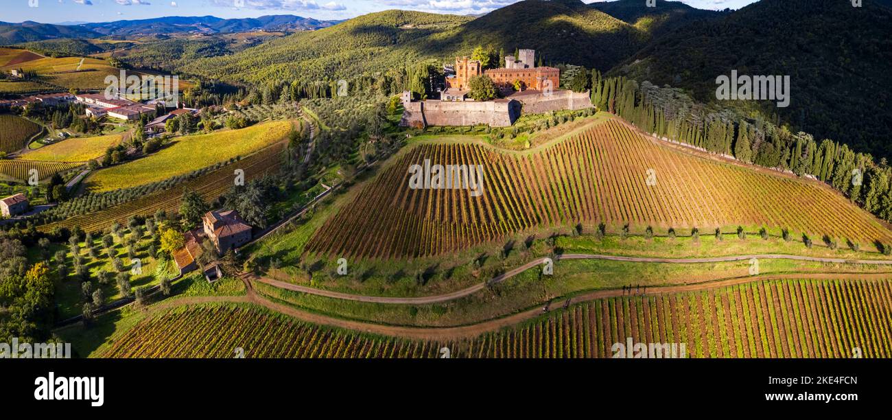 Italia, scenario della Toscana. Panorama del bellissimo castello medievale Castello di Brolio in Chianti circondato da autunno dorato Foto Stock