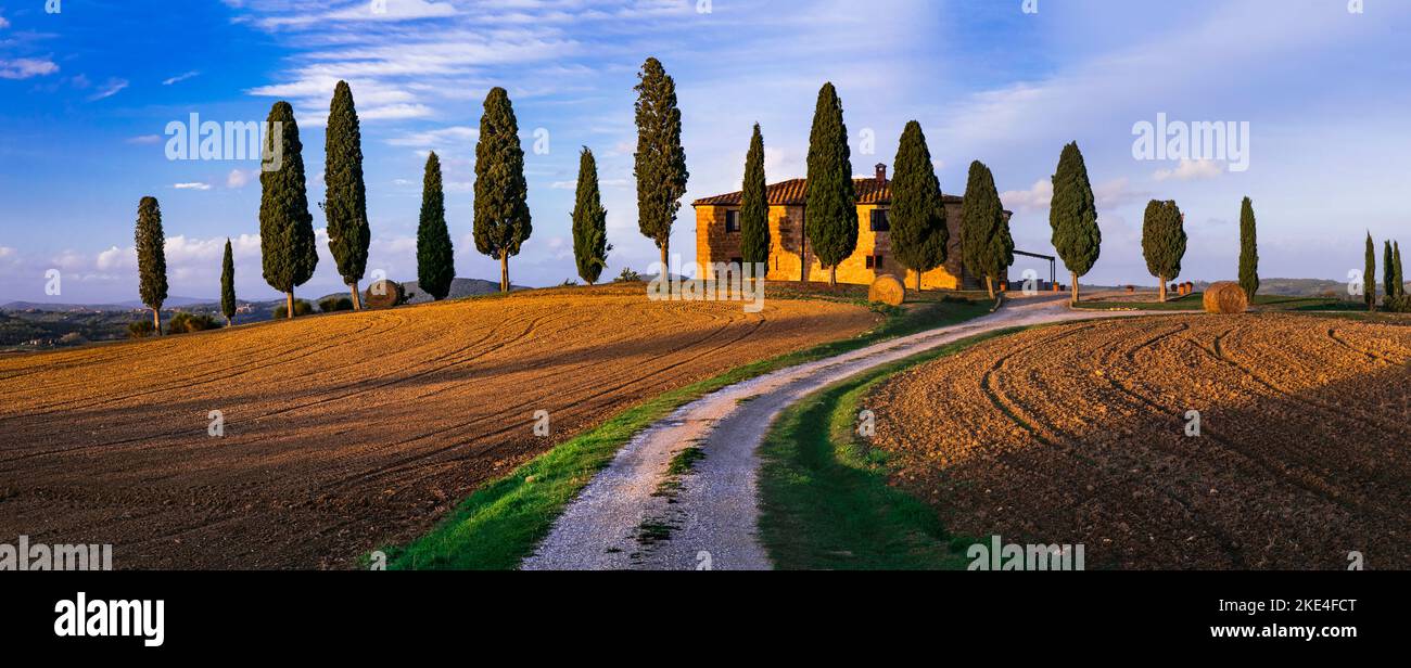Romantica campagna toscana panoramica. Iconica vista dei cipressi della famosa valle Val d'Orcia. Italia, Toscana paesaggio Foto Stock