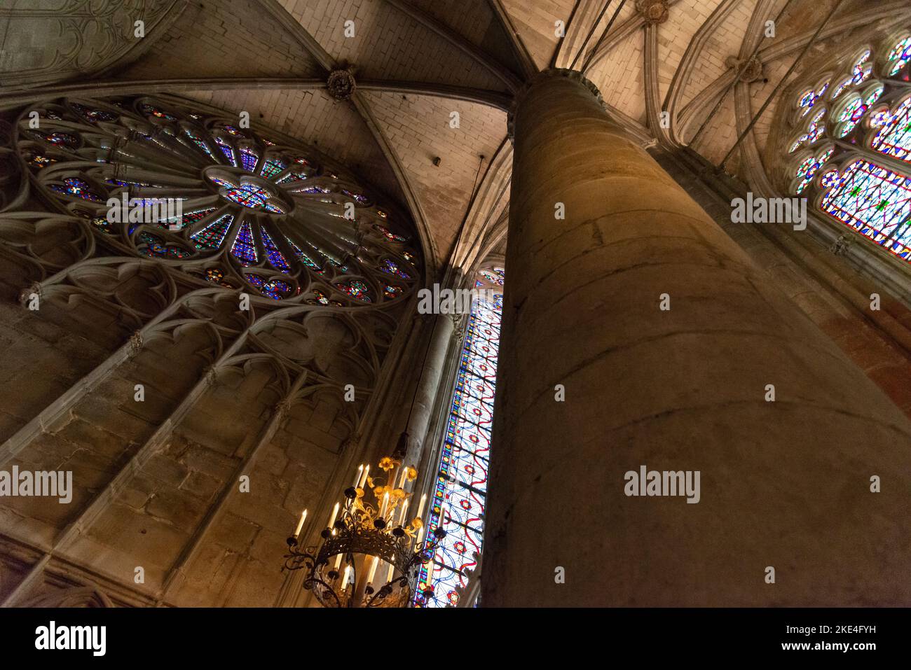 Basilica dei Santi Nazario e Celso. Tradizione architettonica gotico-romanica. La Cité. Carcassonne. Dep. Aude Occitanie. Francia Foto Stock