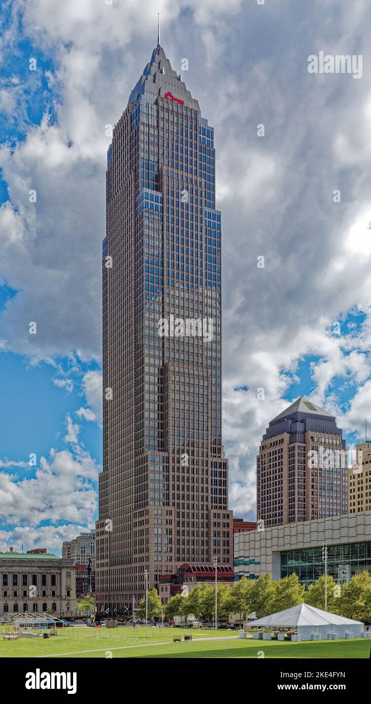 La Key Tower divenne l'edificio più alto di Cleveland quando fu aperta nel 1991, insieme all'adiacente Marriott Hotel. Foto Stock