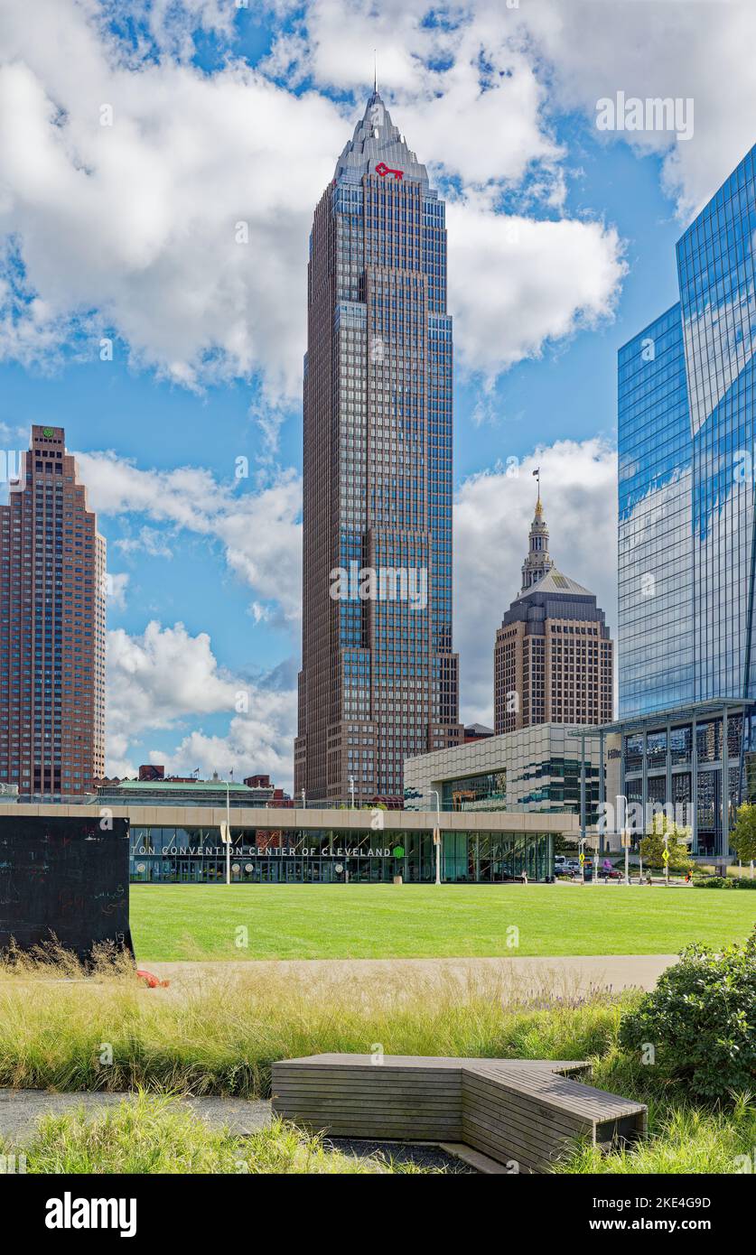 La Key Tower divenne l'edificio più alto di Cleveland quando fu aperta nel 1991, insieme all'adiacente Marriott Hotel. Foto Stock