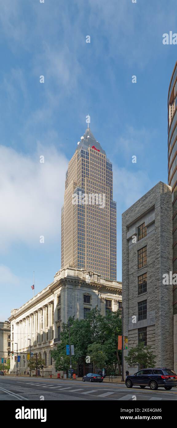 La Key Tower divenne l'edificio più alto di Cleveland quando fu aperta nel 1991, insieme all'adiacente Marriott Hotel. Foto Stock