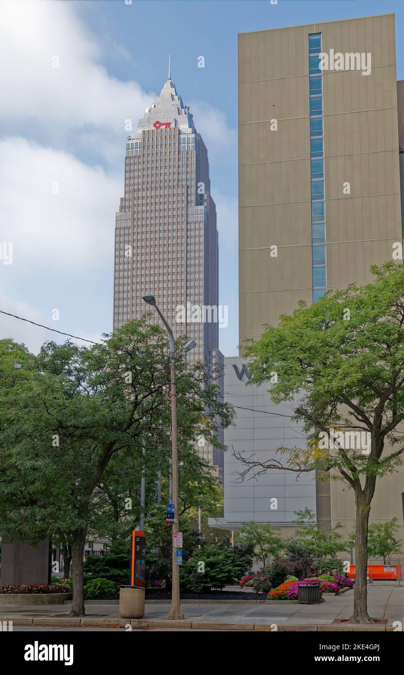 La Key Tower divenne l'edificio più alto di Cleveland quando fu aperta nel 1991, insieme all'adiacente Marriott Hotel. Foto Stock