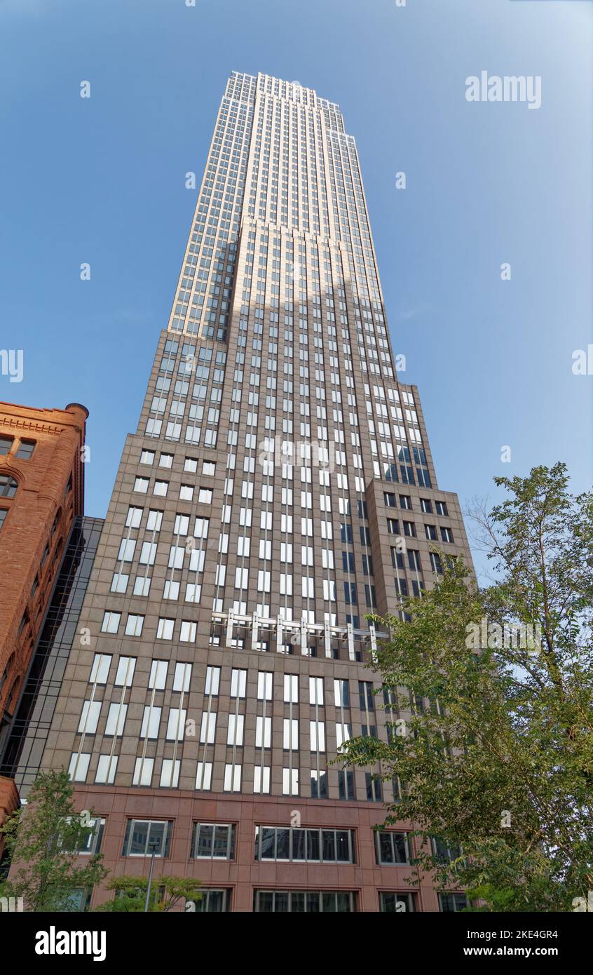 La Key Tower divenne l'edificio più alto di Cleveland quando fu aperta nel 1991, insieme all'adiacente Marriott Hotel. Foto Stock