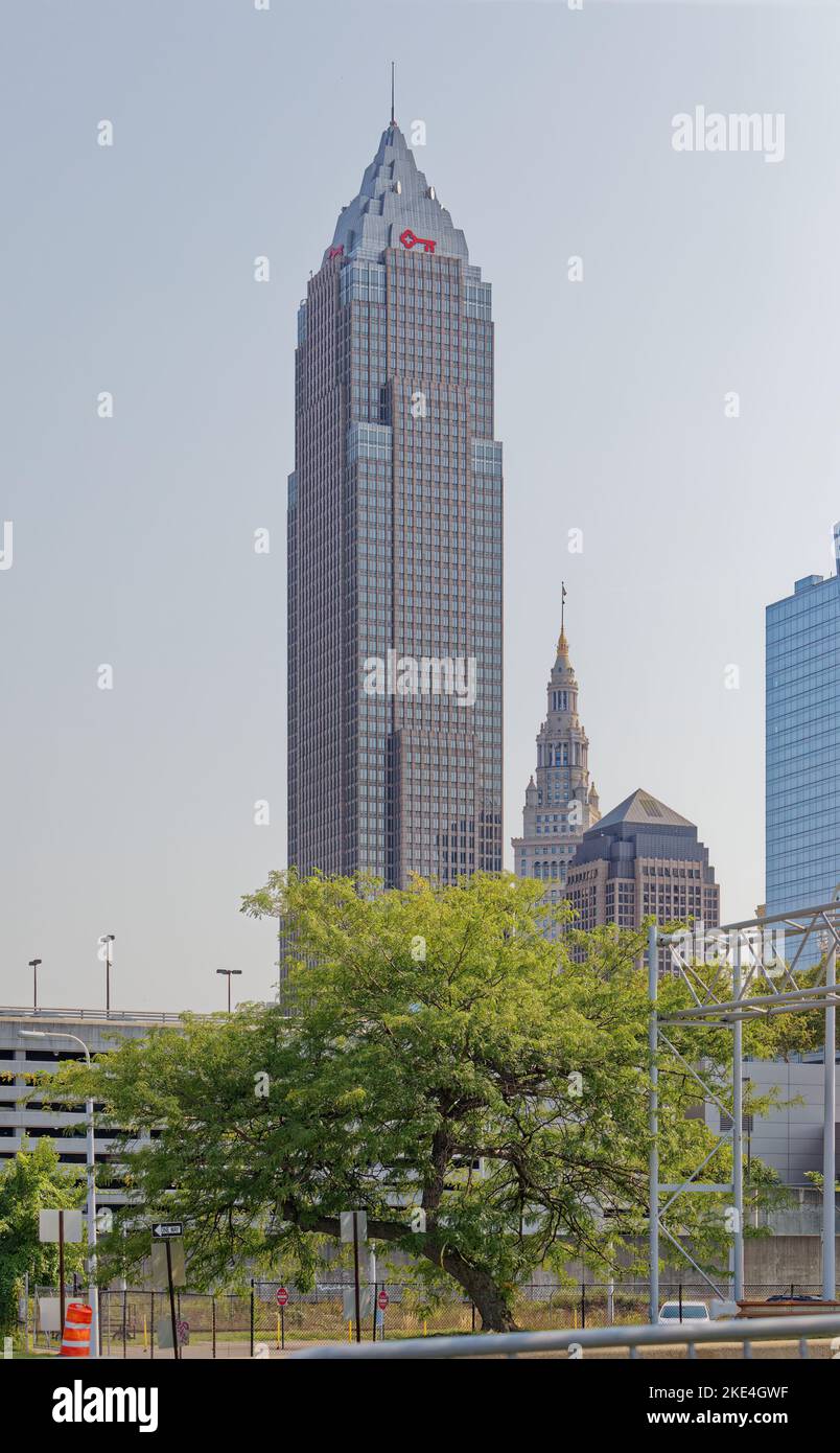 La Key Tower divenne l'edificio più alto di Cleveland quando fu aperta nel 1991, insieme all'adiacente Marriott Hotel. Foto Stock