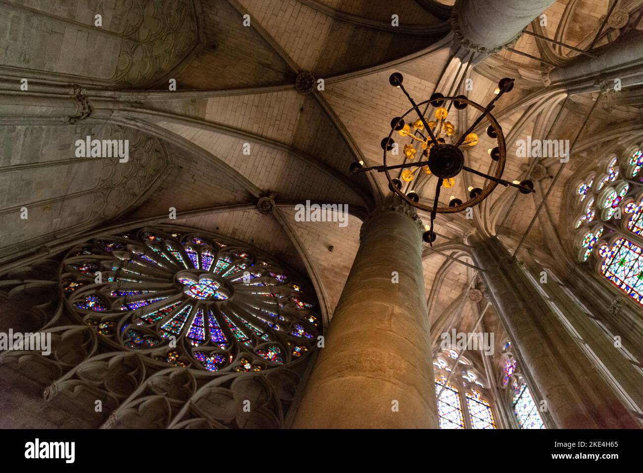 Basilica dei Santi Nazario e Celso. Tradizione architettonica gotico-romanica. La Cité. Carcassonne. Dep. Aude Occitanie. Francia Foto Stock