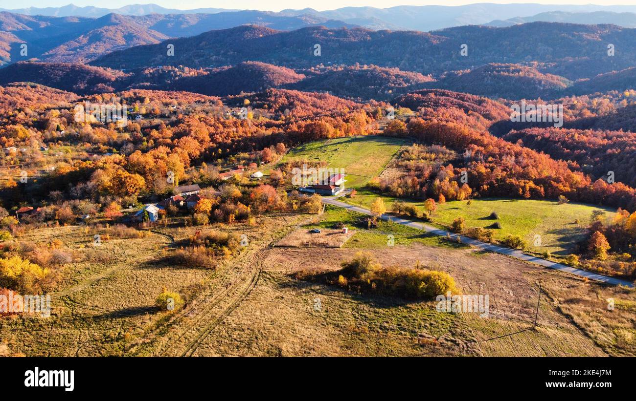 Un bellissimo scatto di autunno paesaggio montano con foresta colorata Foto Stock