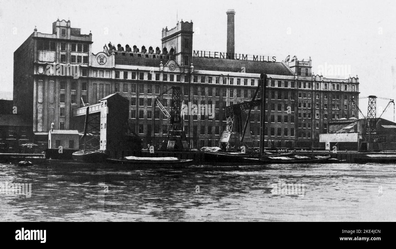 Vista del Millennium Mills, Royal Victoria Docks, Londra, c1920. L'edificio originale Millennium Mills è stato progettato e costruito nel 1905 da William Vernon & Sons come mulino di farina. Foto Stock