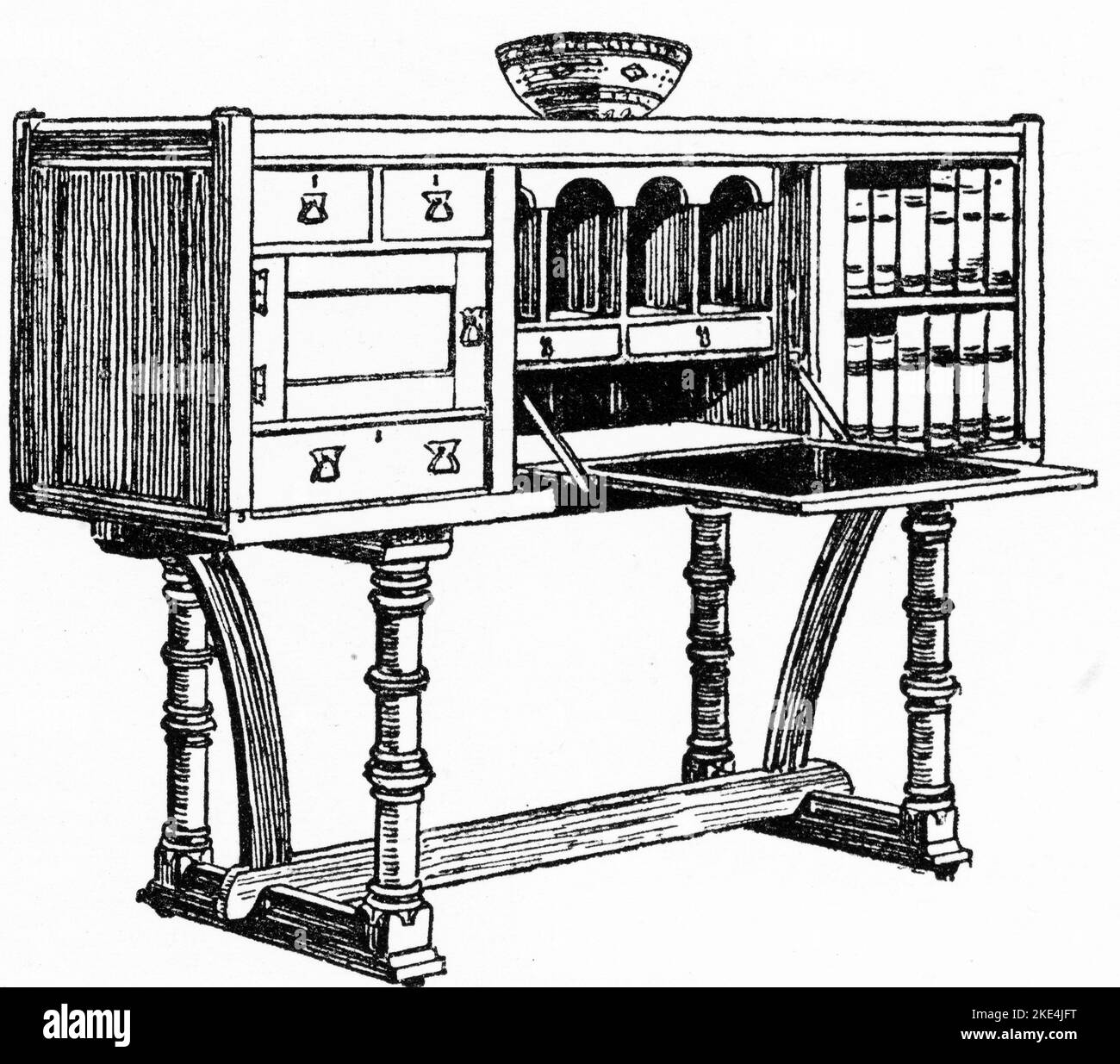 Design della scrivania di Philip Webb per Morris & Co., C1861. Un design in uno stile simile al gabinetto di ispirazione medievale di San Giorgio. Philip Speakman Webb (1831-1915) è stato un architetto e designer britannico, talvolta chiamato il Padre dell'architettura artistica e artigianale. Foto Stock